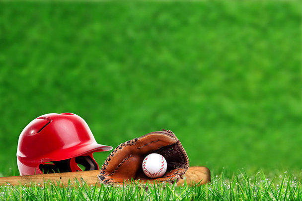 Baseball-Ausrüstung auf Gras mit Kopierplatz - Foto, Bild