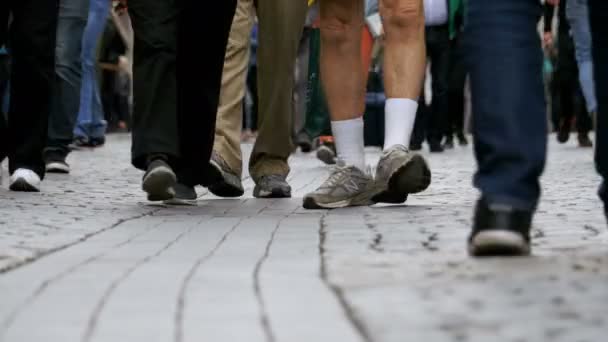 Voeten van menigte mensen lopen op straat - Video