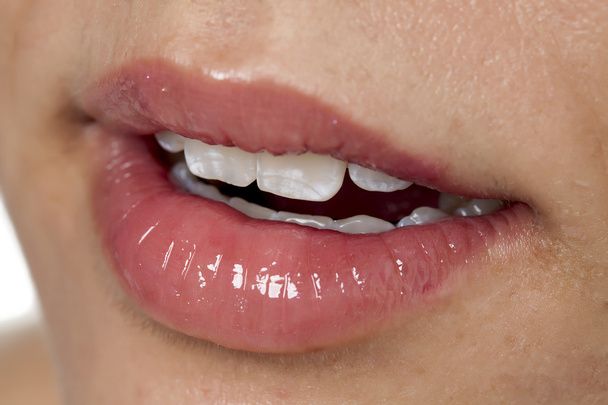 γυαλιστερά χείλη μιας γυναίκας - Φωτογραφία, εικόνα