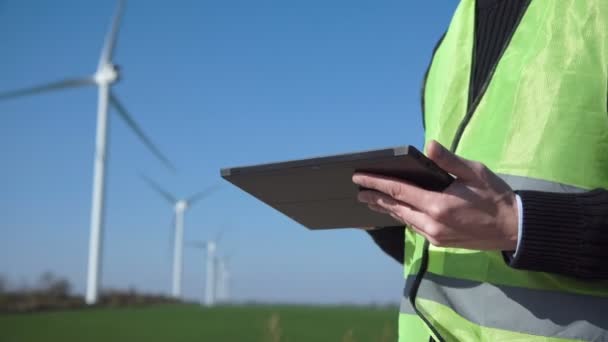 Engenheiro usando tablet digital contra turbina eólica
 - Filmagem, Vídeo