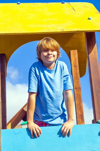 Portret van gelukkige tiener op een speelplaats - Foto, afbeelding