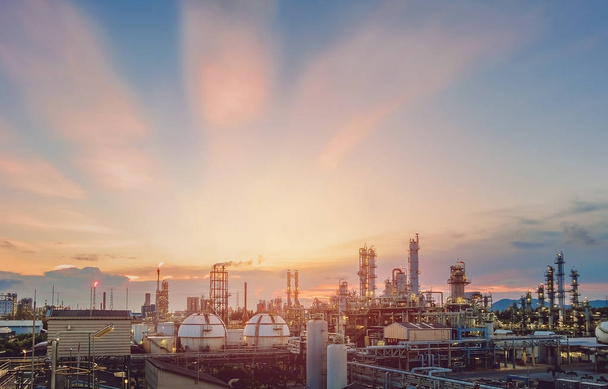 Petrokimya tesisi görünümü ile gökyüzü günbatımı - Fotoğraf, Görsel