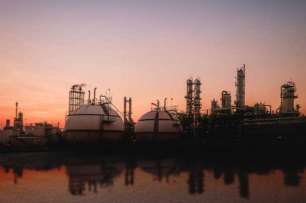 Нефтехимический завод на фоне вечернего неба
 - Фото, изображение
