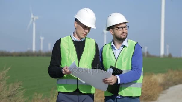 Dos ingenieros discutiendo contra parque eólico
 - Metraje, vídeo