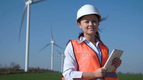 Rüzgar Çiftliği karşı ayakta gülümseyen kadın mühendis - Video, Çekim