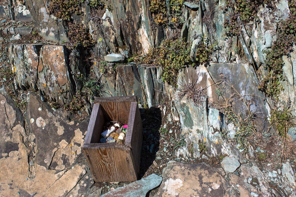 rituelles Opfer in der Nähe von Felszeichnungen im Trakt kalbak-tash im Altai-Gebirge, Russland. - Foto, Bild