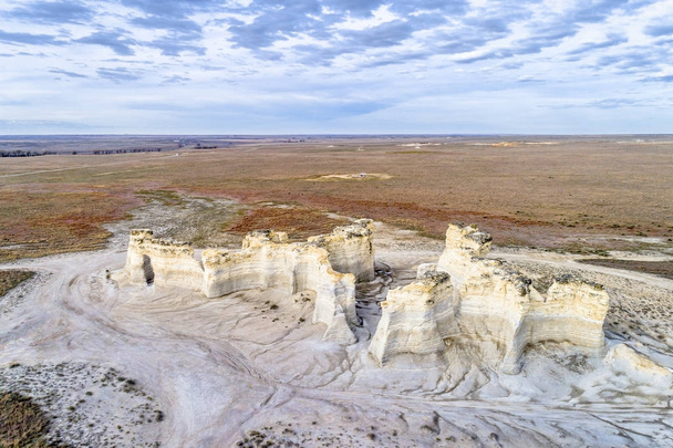 Monument Rocks in western Kansas prairie - Foto, immagini