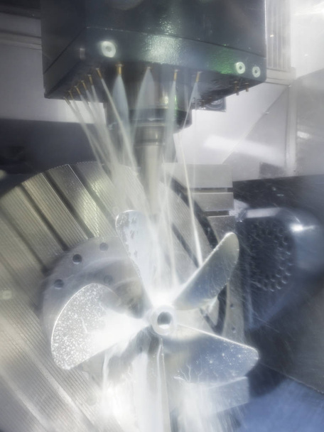 CNC κατεργασία σε εργαλειομηχανές κέντρο κοπής μούχλα - Φωτογραφία, εικόνα