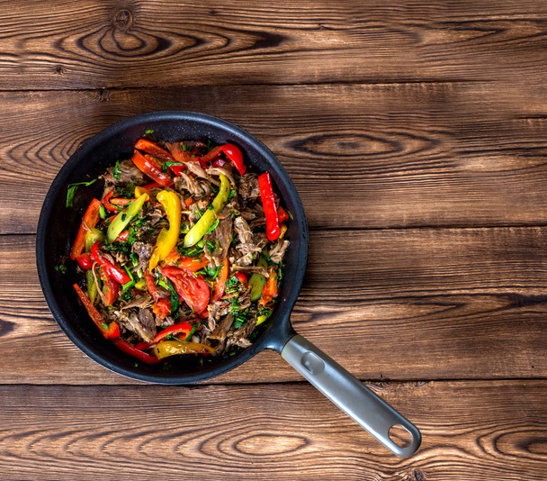 Stir frying beef with sweet peppers and green beans. Top view - Фото, изображение