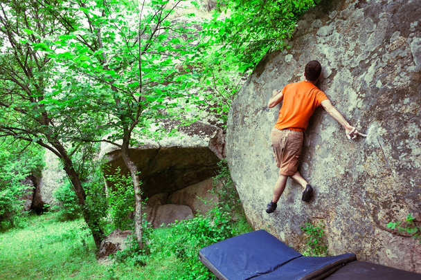 Ο ορειβάτης αναρρίχησης bouldering. - Φωτογραφία, εικόνα