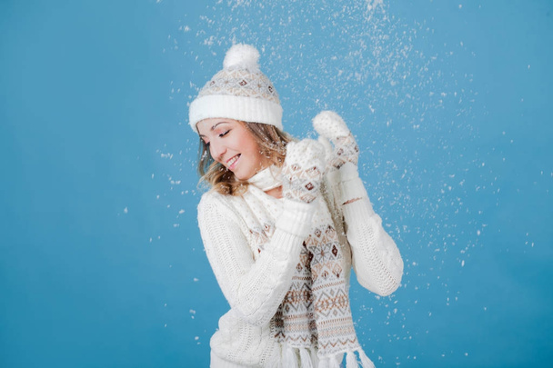 Šťastná dívka smích a hraní se sněhem. Vlněné pletené oblečení - Fotografie, Obrázek