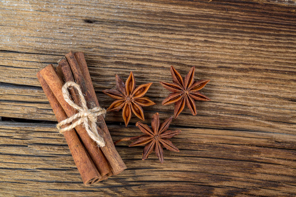 cinnamon on a wooden background - Фото, зображення