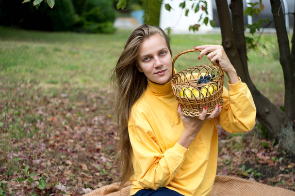 girl autumn picnic - Valokuva, kuva