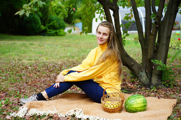 girl autumn picnic - Fotó, kép