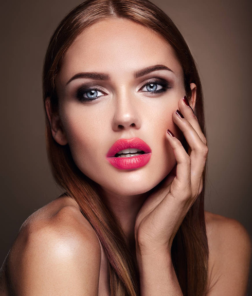Портрет красивой девушки модели с вечерним макияжем и романтической прической. Красные губы
 - Фото, изображение