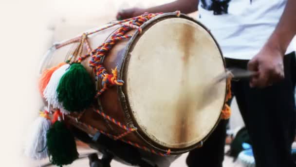 Primer plano del hombre tocando el tambor dhol
 - Metraje, vídeo