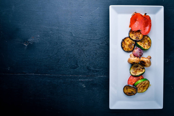 Grilled vegetables. On a wooden background. Top view. Free space for text. - Zdjęcie, obraz