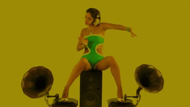 Sexy mladá žena tance a představuje sedící na hifi reproduktor s 2 retro gramofony - Záběry, video