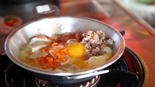 Шеф-повар готовит жареное яйцо с китайской колбасой и начинкой из свинины
 - Кадры, видео