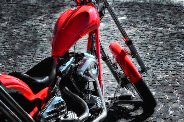 motorkerékpár tégla felületén - Fotó, kép