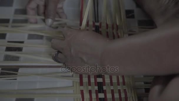 Detalhe de um povo nativo tecendo uma cesta - Brasil
 - Filmagem, Vídeo