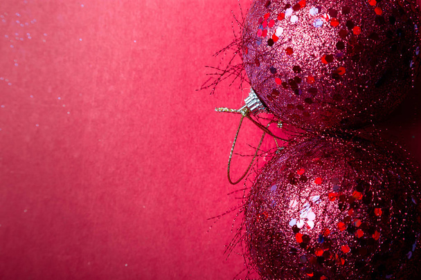 Χριστουγεννιάτικη μπάλα κόκκινη πιπεριά backround. Χριστούγεννα ευχετήριας κάρτας. Καλά Χριστούγεννα. Το Top view. Αντιγράψτε το χώρο. Έννοια του μινιμαλισμού.  - Φωτογραφία, εικόνα