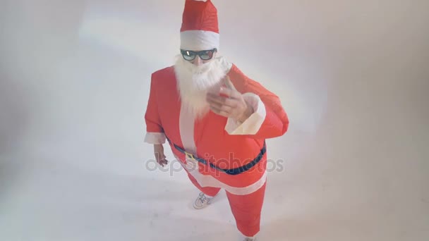 Santa Claus artist invites the viewer to dance. - Materiał filmowy, wideo