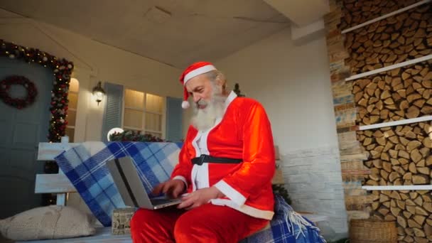 Laskavý Santa Claus, pracují na notebooku. - Záběry, video