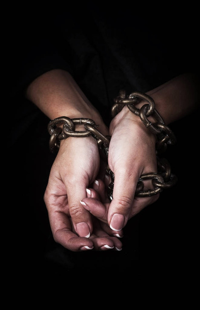 Τα χέρια σε αλυσίδες. Γυναίκα κρατούμενος έννοια. - Φωτογραφία, εικόνα