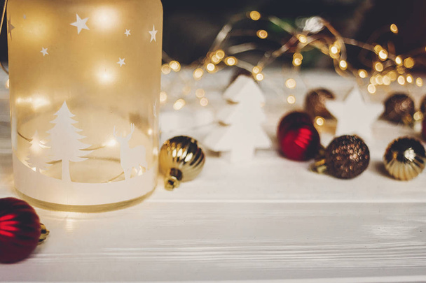 Joululahjaksi. lyhty peuroja ja yksinkertaisia koristeita
  - Valokuva, kuva
