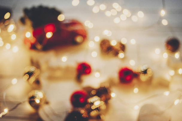 imagen borrosa de Navidad. luces cálidas y ornamentos simples
  - Foto, imagen