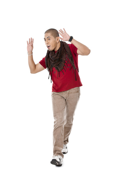 парень ходит, жестикулируя знак руки
 - Фото, изображение