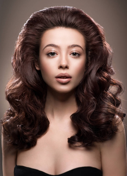 retrato de mulher cabelo encaracolado
 - Foto, Imagem