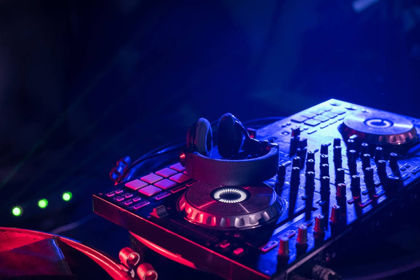 DJ é música rítmica com controlador e mixer
. - Foto, Imagem
