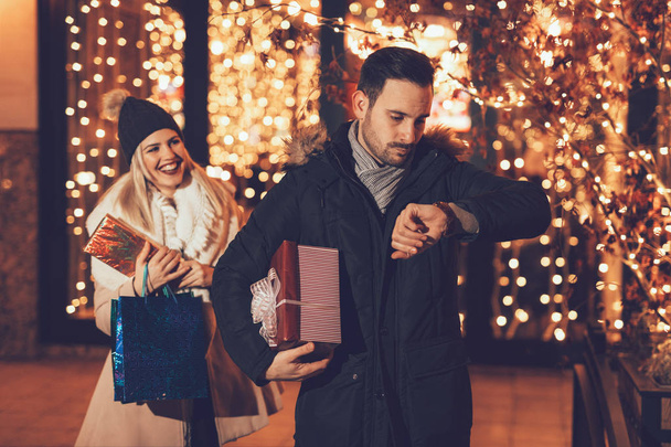 Απολαύστε τα ψώνια σας ευτυχισμένο ζευγάρι  - Φωτογραφία, εικόνα