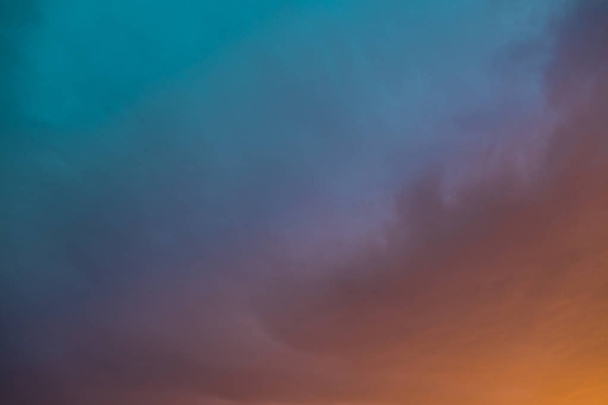 Gyönyörű színes gradiens háttérégbolt naplementekor - Fotó, kép