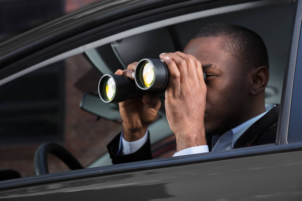 Man Looking Through Binocular - Valokuva, kuva
