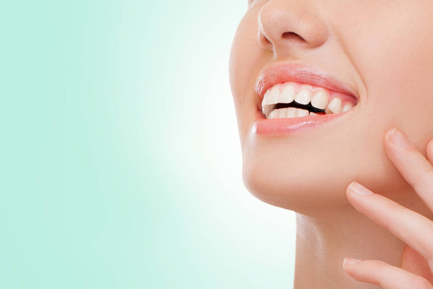 usmívající se žena s bílými zdravé zuby - Fotografie, Obrázek