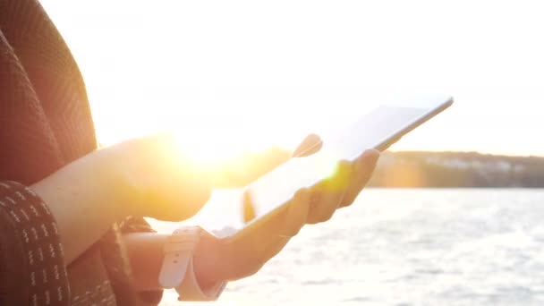 κοντινό πλάνο Γυναίκα χέρι χρησιμοποιώντας tablet υπολογιστή επιφάνειας αφής οθόνη εξωτερική ηλιοβασίλεμα - Πλάνα, βίντεο