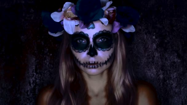 Жінка з мексиканським цукор черепа макіяж - Кадри, відео