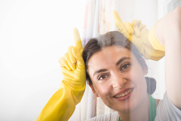 Neşeli temizlikçi kadın komik hareket - Fotoğraf, Görsel