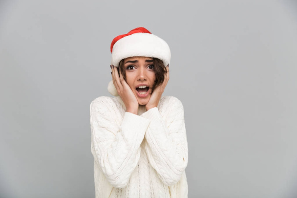Portrait of a frustrated upset girl in christmas hat screaming - Foto, imagen