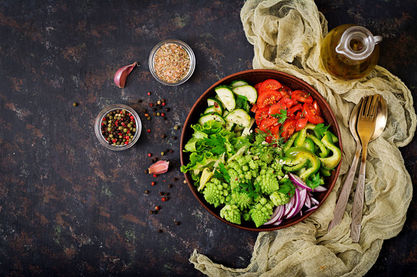 Веганський салат зі свіжих овочів
  - Фото, зображення