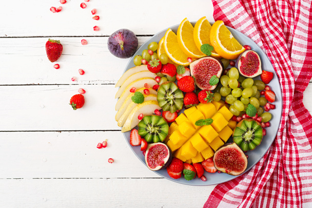 piatto con frutta e bacche
  - Foto, immagini