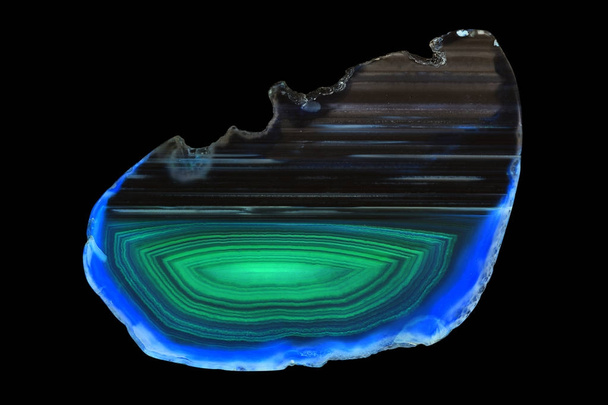 Абстрактный фон - темно-зеленый и синий минеральный разрез агата, изолированный на черном фоне
 - Фото, изображение
