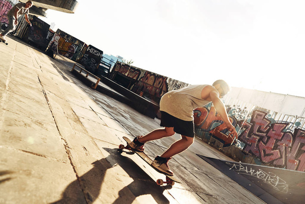 young men skateboarding - Фото, зображення