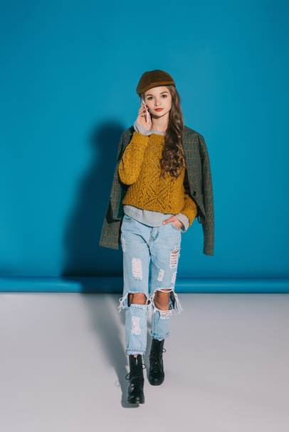 stylish teenage girl with smartphone - Fotografie, Obrázek