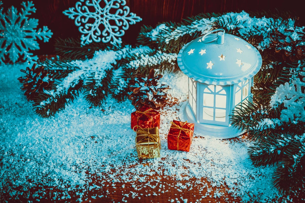 Χριστουγεννιάτικο φανάρι με κερί, κλαδιών χριστουγεννιάτικο δέντρο, δώρα, κώνοι - Φωτογραφία, εικόνα