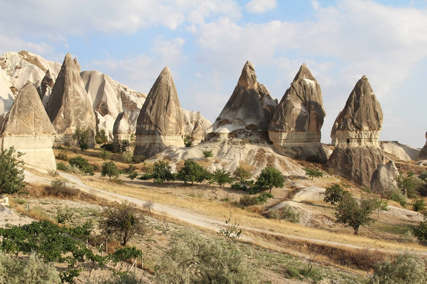Naturalnej dolinie z kamienia wulkanicznego tufu skały w Göreme w Kapadocji, Turcja. - Zdjęcie, obraz