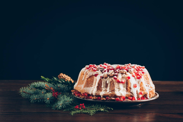 torta tradicional y rama de árbol de Navidad
 - Foto, Imagen